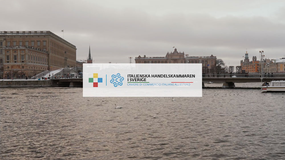Italienska handelskammarens logotyp ovanpå en bild från Stockholms innerstad